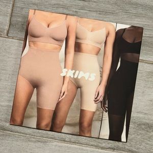 SKIMS - SOLUTION SHORT RIGHT LEG EXPOSED